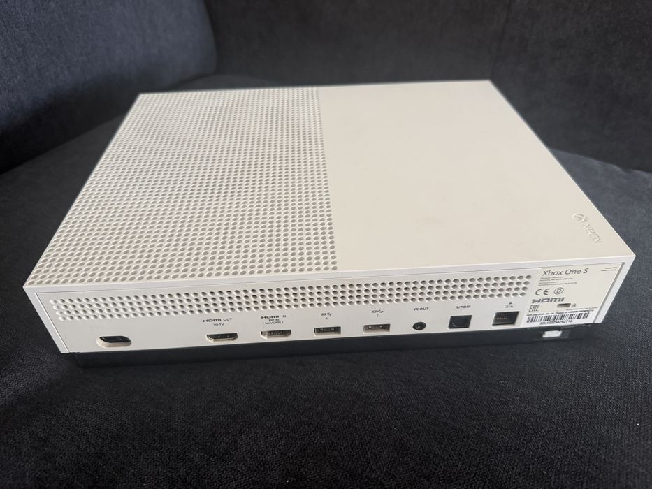 Xbox One S + toate cablurile – stare bună – fără controller