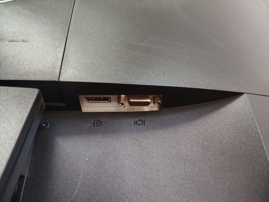 Vand monitor Dell 24' (56 cm)