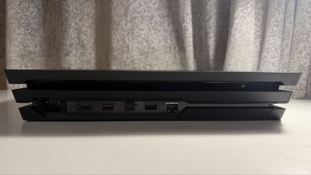 PlayStation 4 Pro 1TB + джойстик + 6 игри (FIFA, Call of Duty, Mafia)