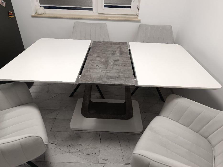 Трапезна разтегателна маса в бяло със светло сиво