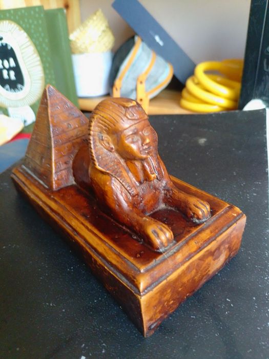 Statueta sculptata rară sfinx cu piramida in spate 15x7 cm