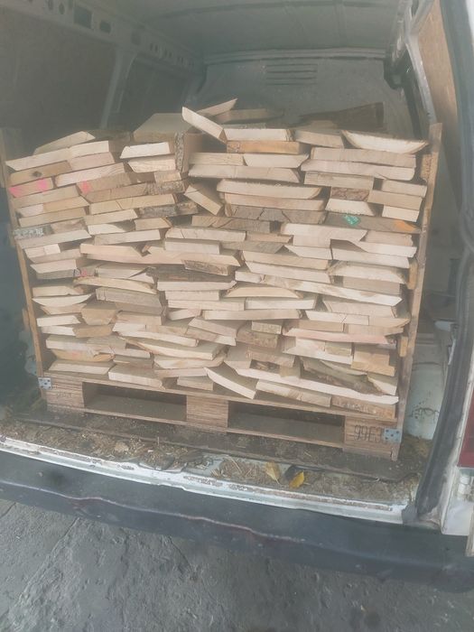 Vând lemne de foc deșeuri esență tare lemn uscat la palet.