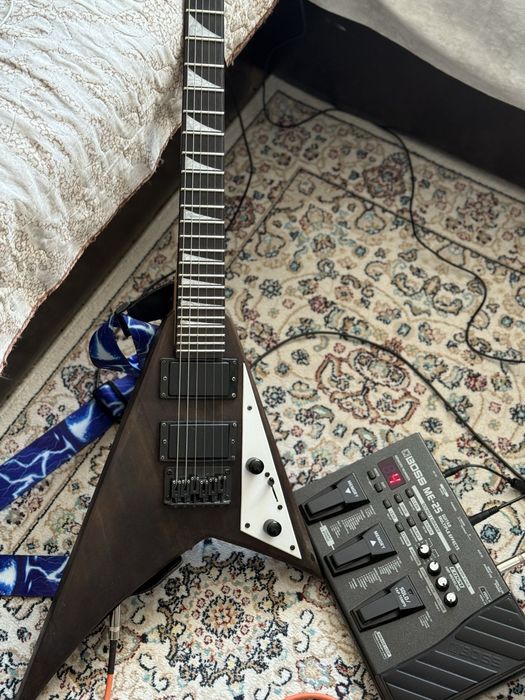 Электрогитара Jackson Flying V