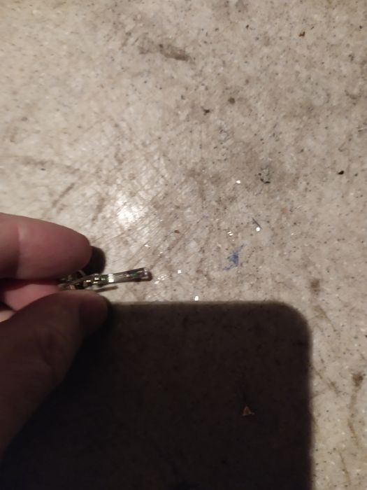 Продам серебряную женскую серьгу.