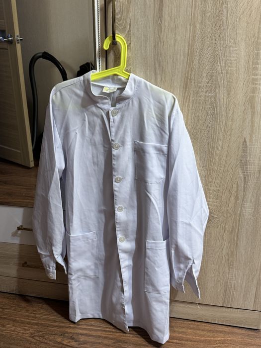 2 медицинских халата + шапочка