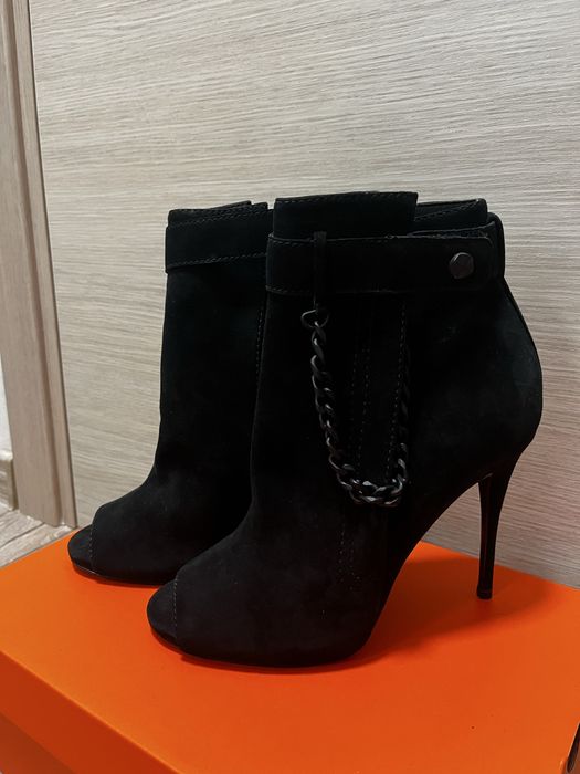 Сандали на ток Guess