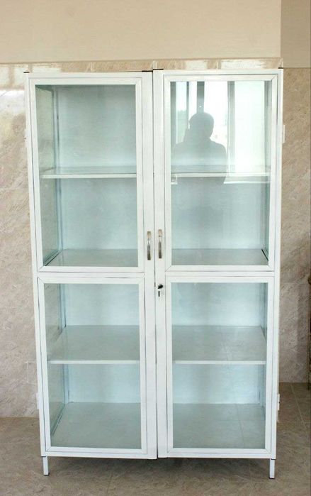 Медицинский шкаф стеклянный  двухстворчатый