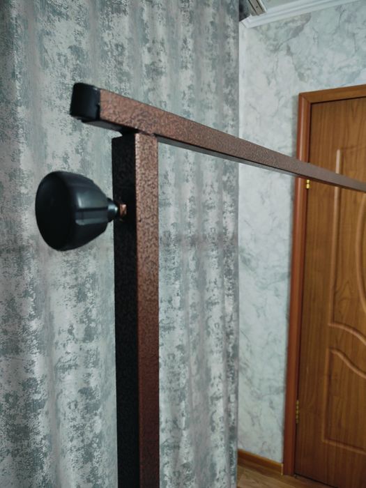 Продам вешалку напольную.