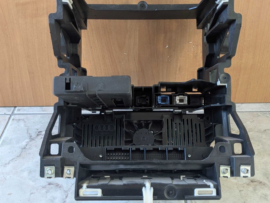 Двоен Дин (Double Din) за Audi A3 8P с климатроник