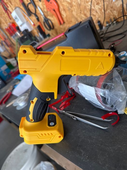 Pistol Milwaukee M18 pentru lipit cu batoane de plastic silicon