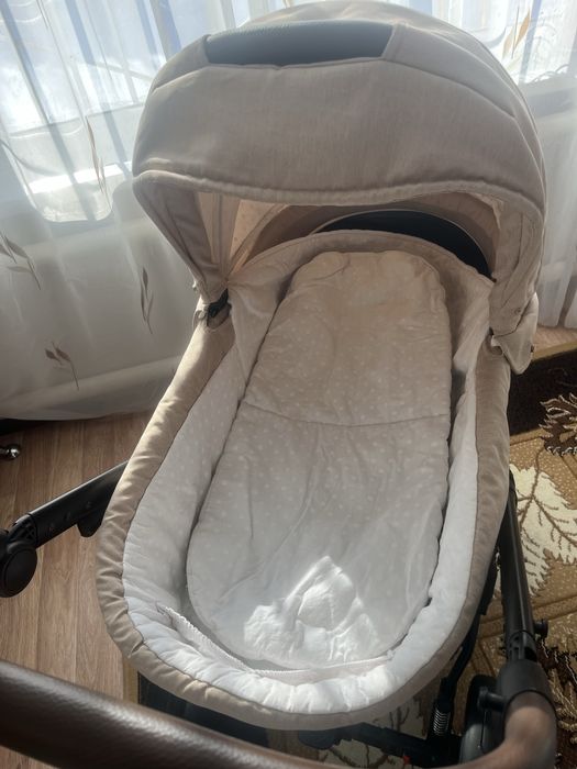 Продам коляску с двумя сменными блоками