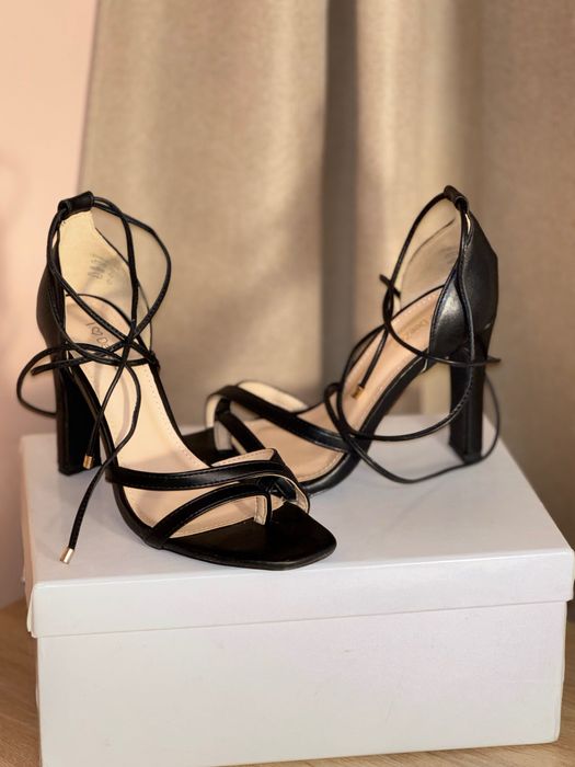 Елегантни обувки с връзки на висок ток