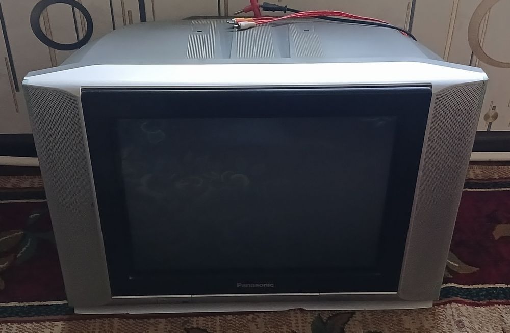 Televizor sotiladi