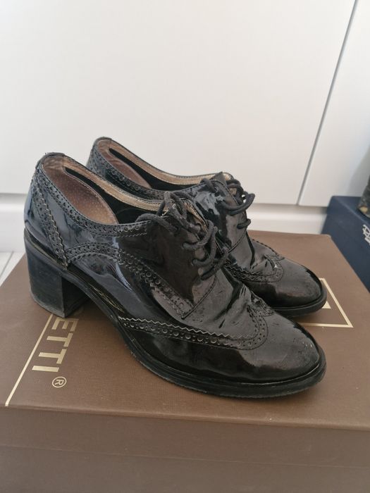 Продам лаковые туфли