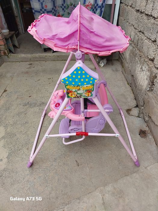 Продаю детскую музыкальнуб качельку