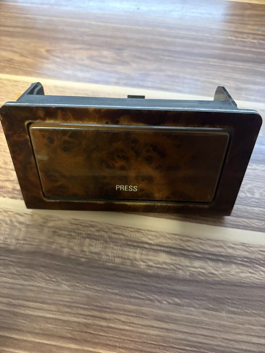 Пепелник махагон за е36