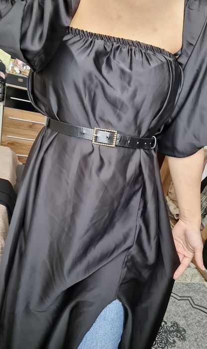 Сатенена черна рокля