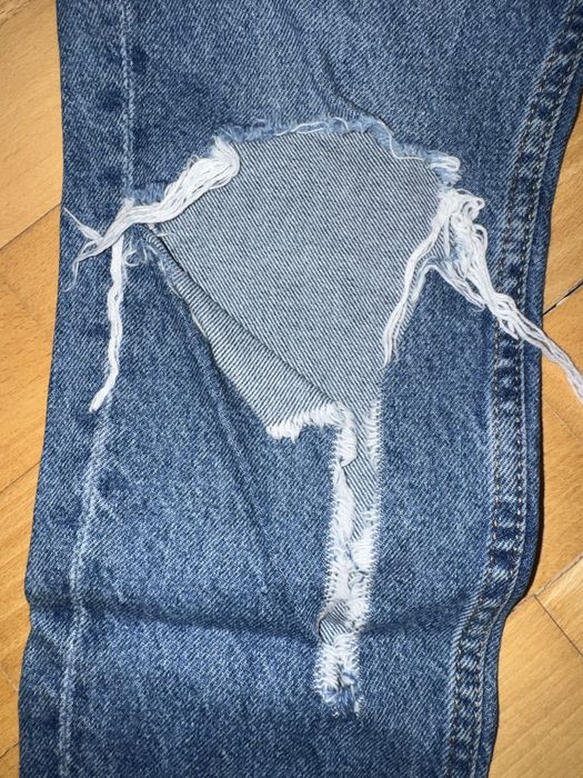Blugi Bershka rupti