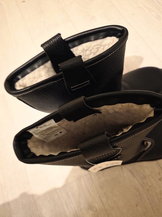 Ер адамдардарға етік сатылады