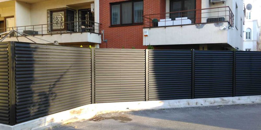 Garduri din panouri stil jaluzele, sipca metalica, tabla, plasa si BCA