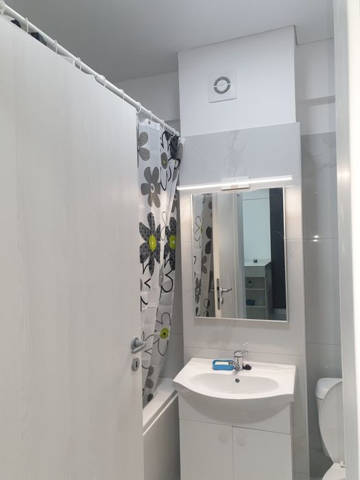 închiriez apartament