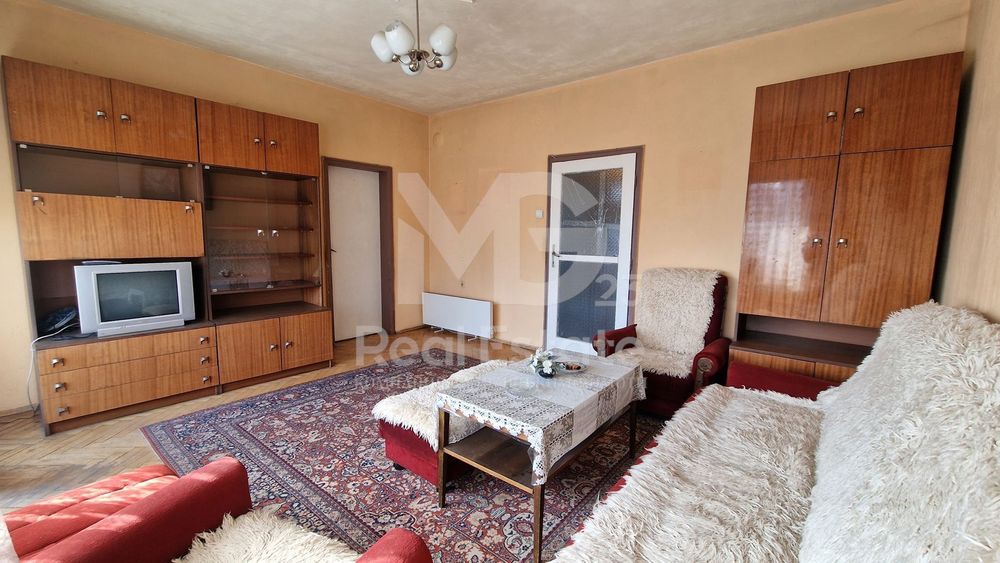 Тристаен с четири отделни помещения до Общината в Кючук Париж!