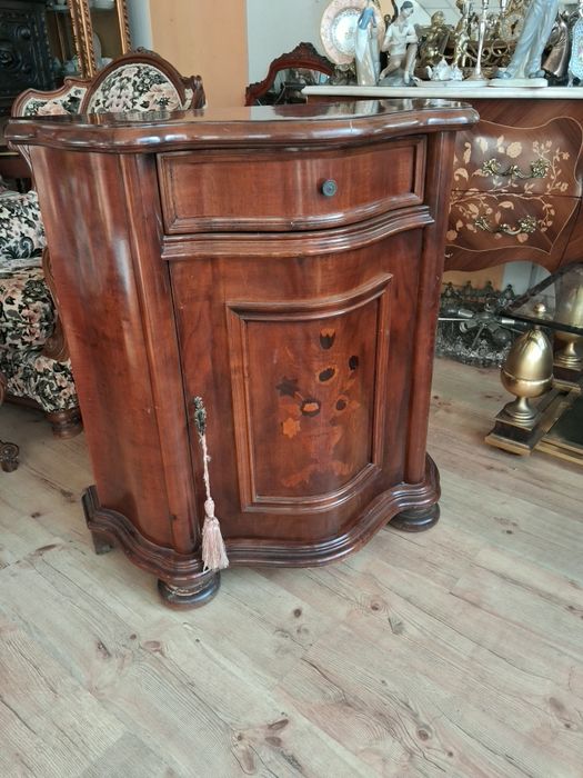 Дървен     скрин