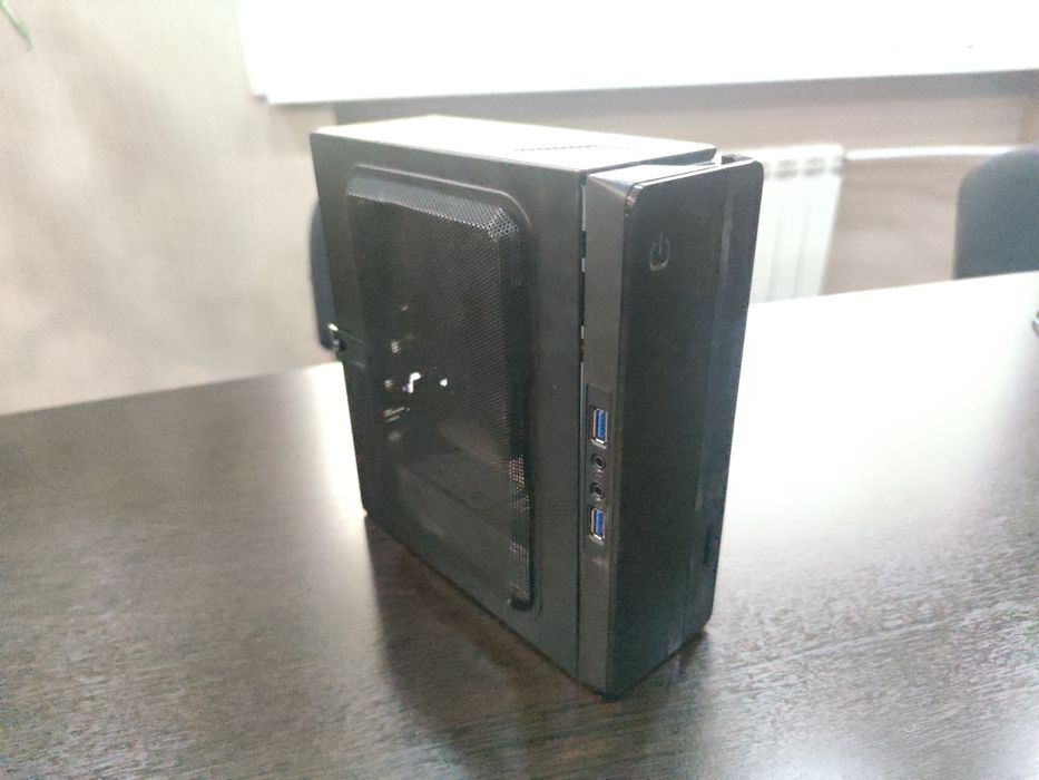 Мини компьютер и экраны