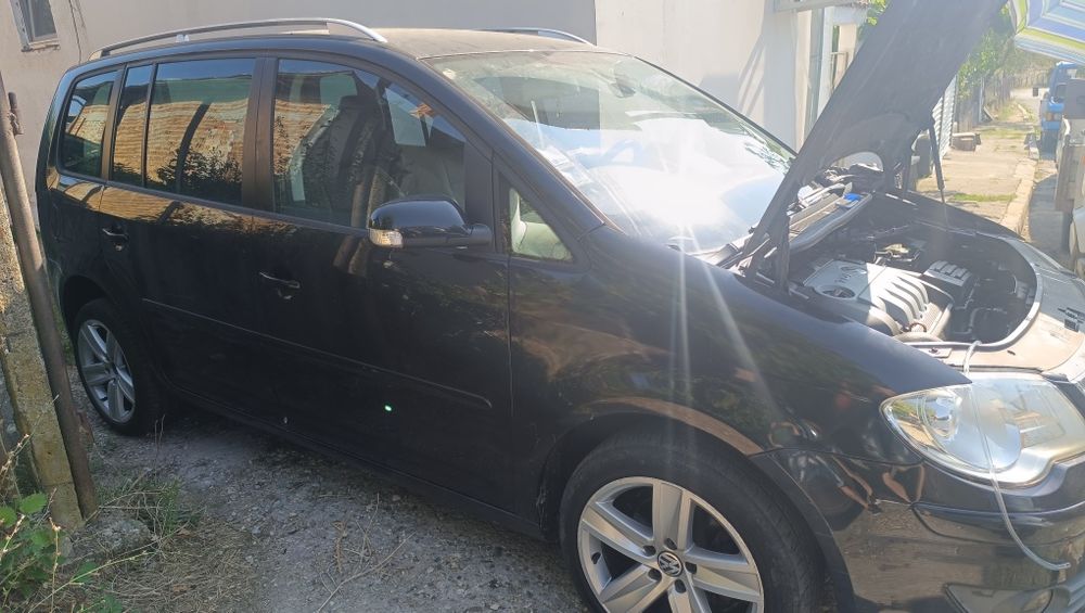 Продавам VW Touran 1.9tdi 105кс. 
и ВСЯКАКВИ Голф 5ци на ЧАСТИ