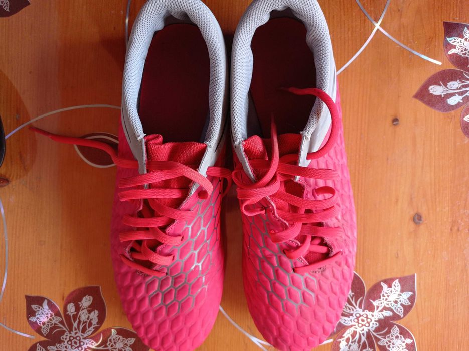 Футболни обувки (бутонки)