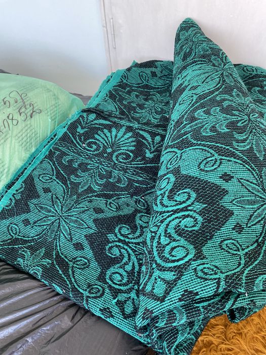 Фабрична тъкан може да служи за килим или покривало легла и гарнитури