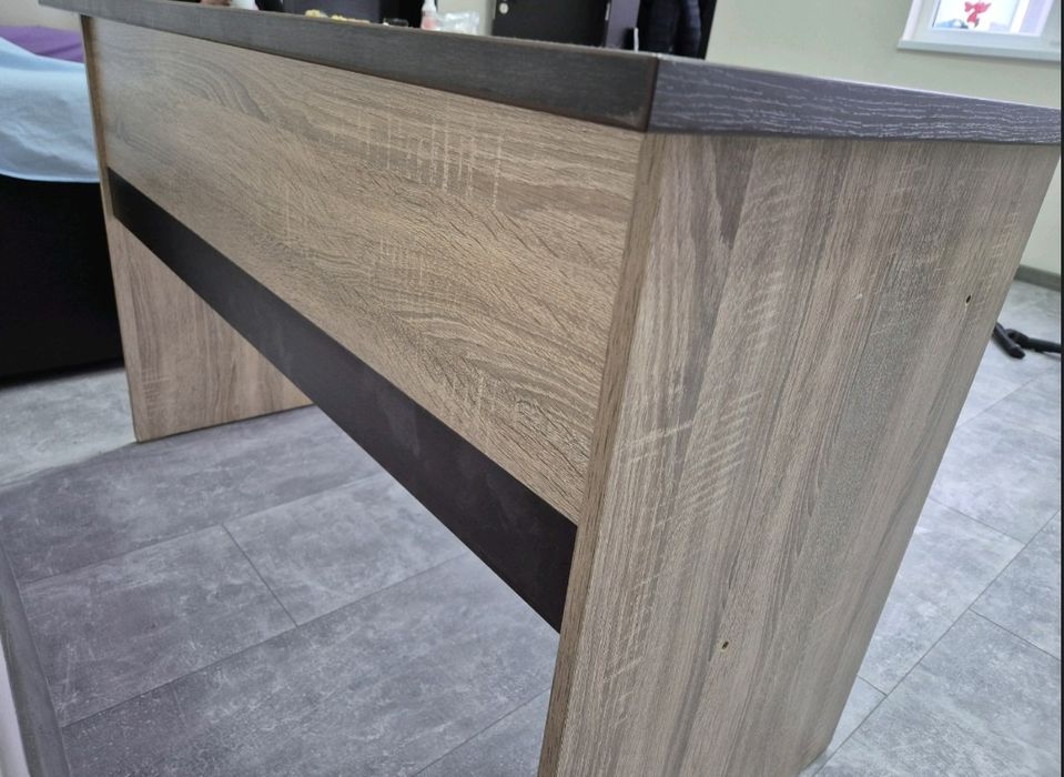 Кафяво бюро в много добро състояние