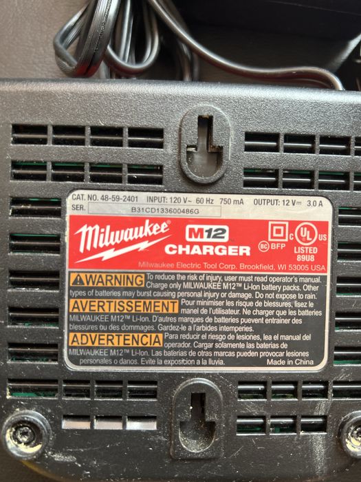 Set Incarcator si 2 baterii Milwaukee M12