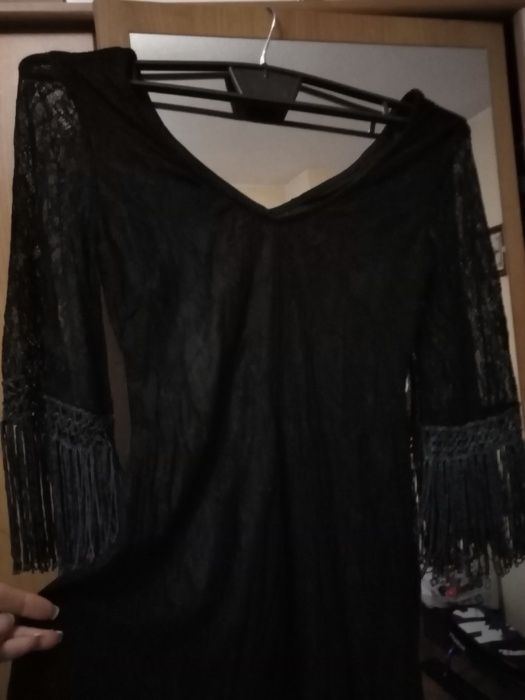 Елегантна черна дантелена рокля