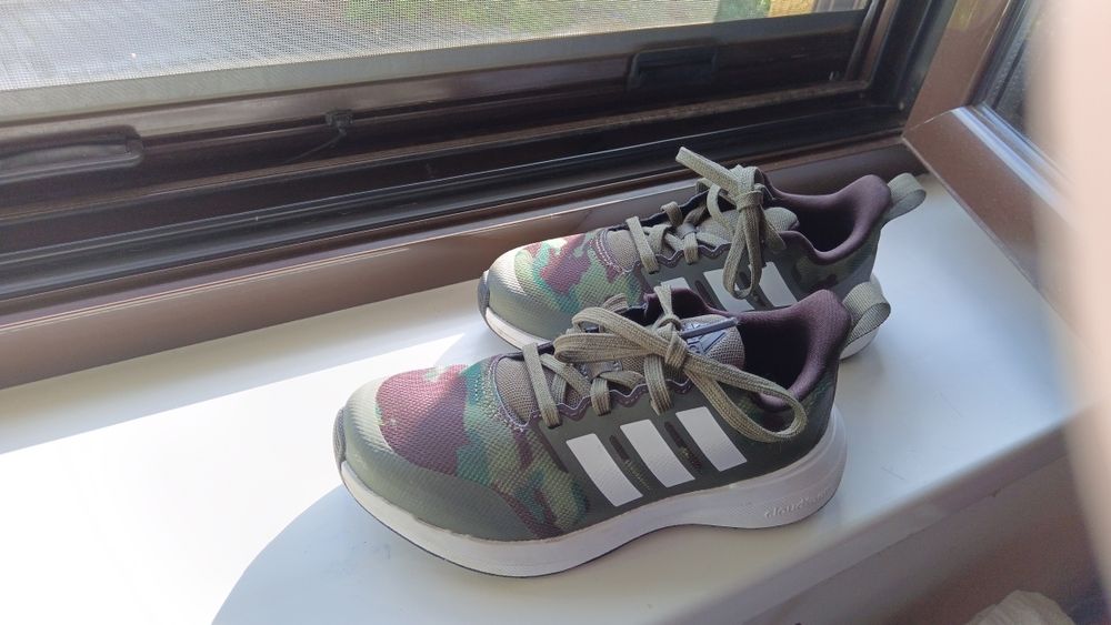 Pantofi sport Adidas, noi, camuflaj măsura 33 originali.