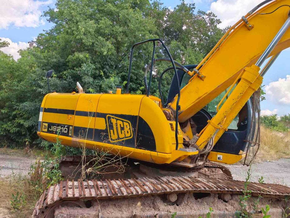 Продавам багер JCB JS210 LC - 21 тонен с еднокубикова кофа, много добре поддържан на 5300 моточаса