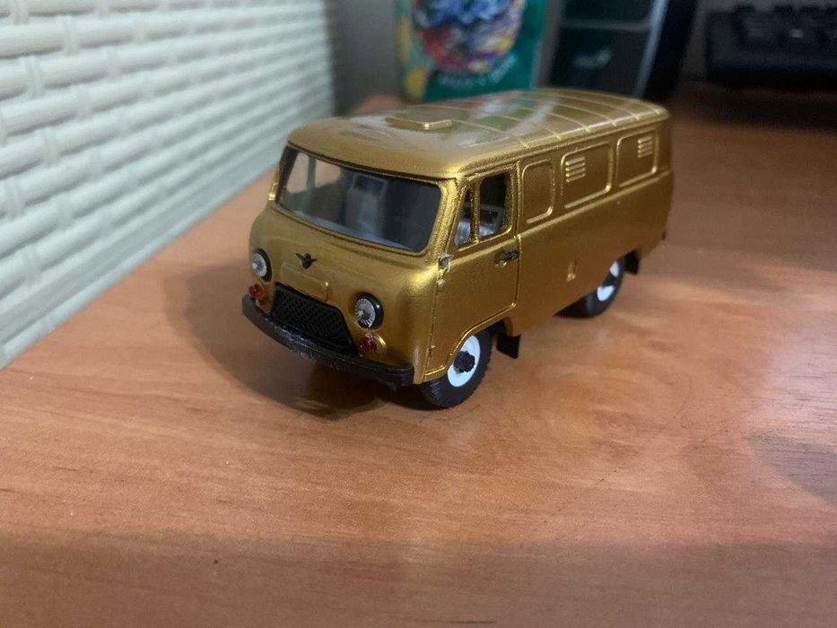 Продам модель Уаза 1:43