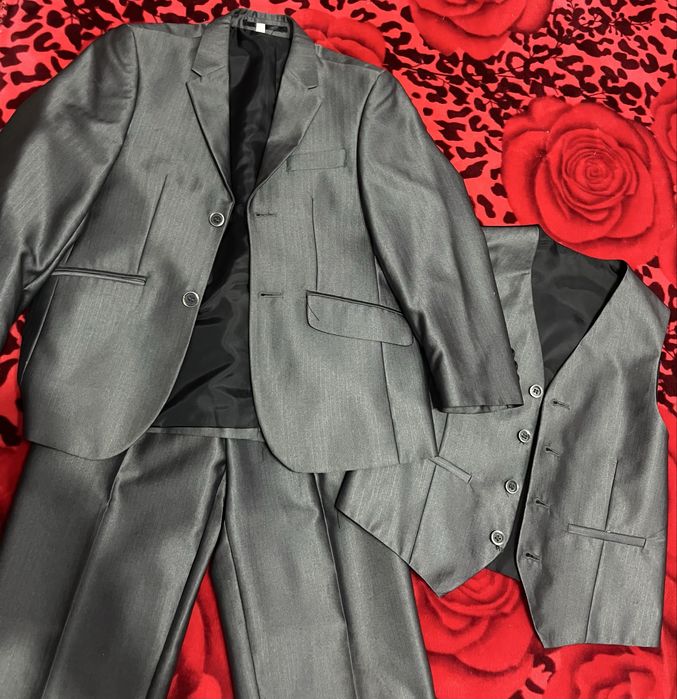 Костюм на мальчика 134размер