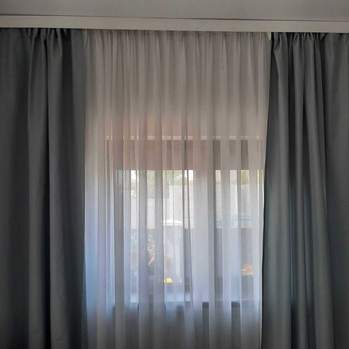 Draperii gri ca noi