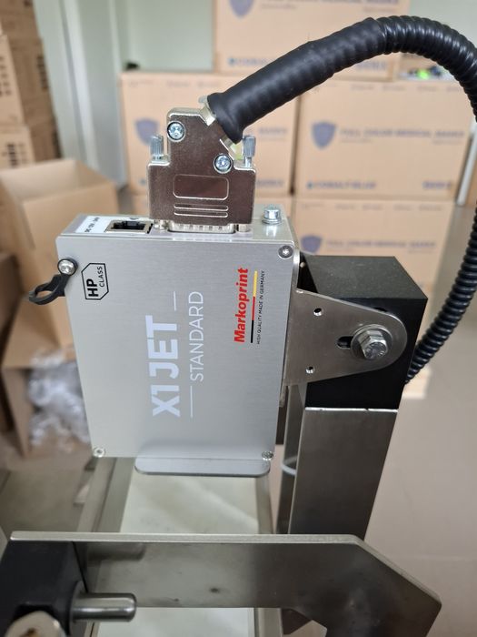 Машина за запечатване на кофички с алуминиево фолио