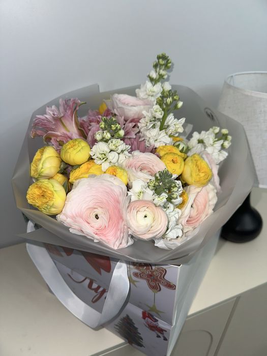 Букет с ранункулюсами