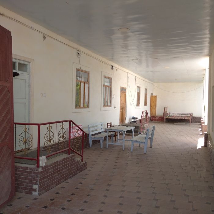 Навоий, эски шахарда ховли сотилади 10 сотих, 11 хона хамма шароитлари