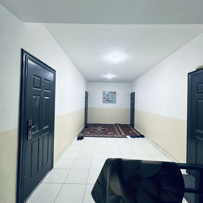 Bez makler 2 xona 42 kv navastiroyka 5 etajkali donmi 2 chi etaji