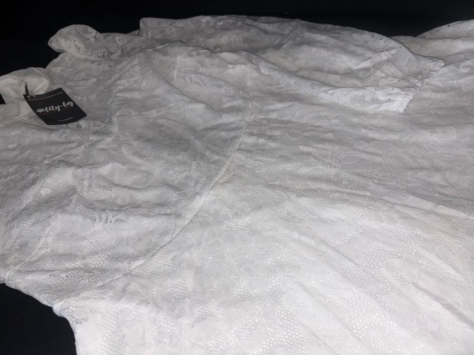 Бяла рокля с дантела