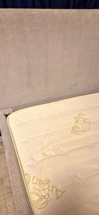 Единично легло със страхотна тапицерия и матрак