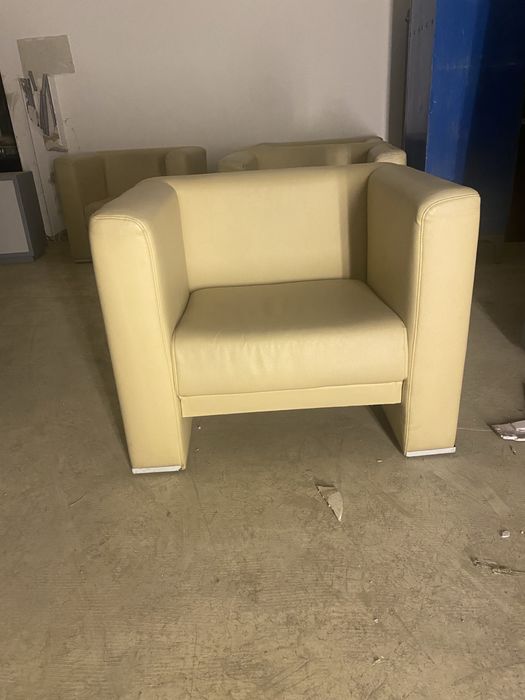 Кожанные кресла..