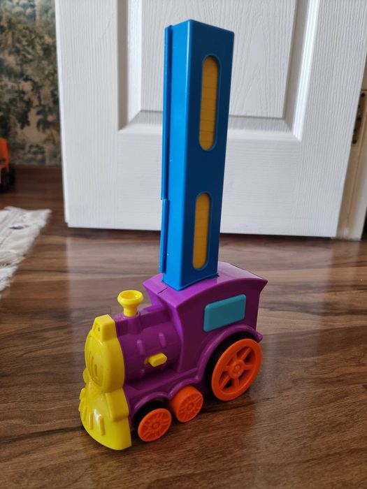 Поезд с доминошками