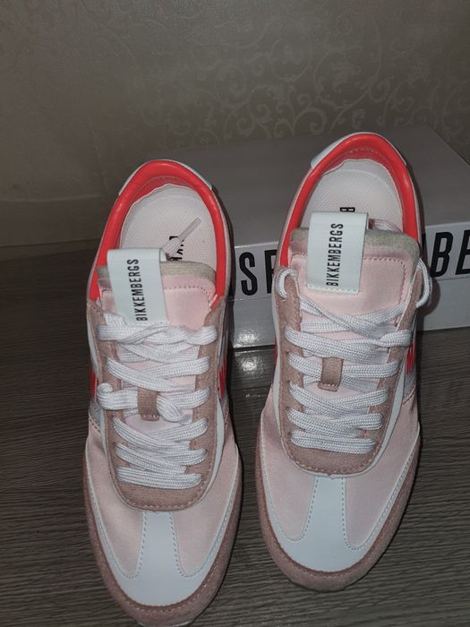 Продам женские кроссовки