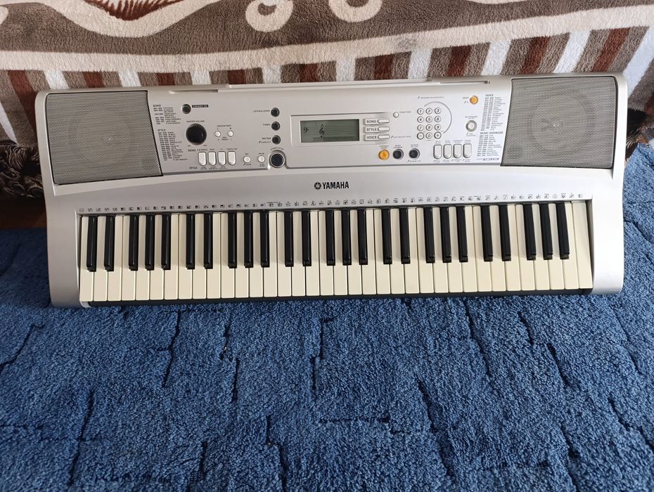 Продам синтезатор Yamaha PSR-E303.
