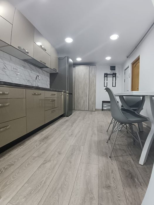 PERSOANĂ PRIVATĂ ÎNCHIRIEZ apartament 2 camere decomandat , 54 mp , Constanța, zona Dezrobirii.